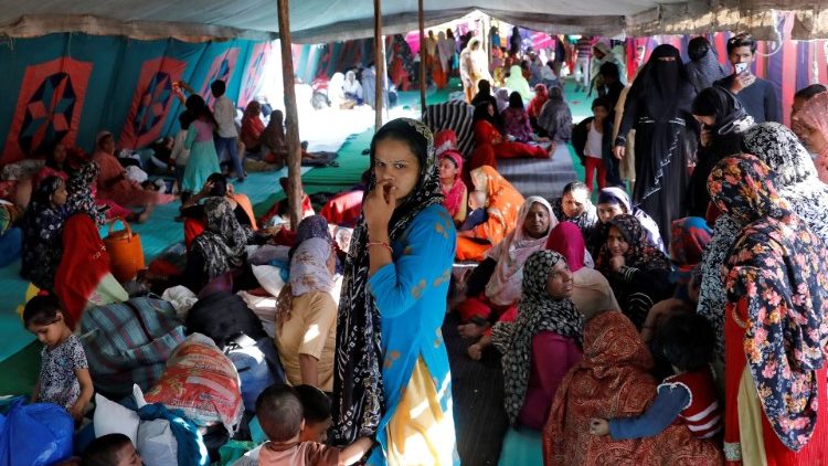 Musulmanes que huyeron de sus hogares junto con sus familias tras los enfrentamientos entre hindúes y musulmanes desencadenados por una nueva ley de ciudadanía
