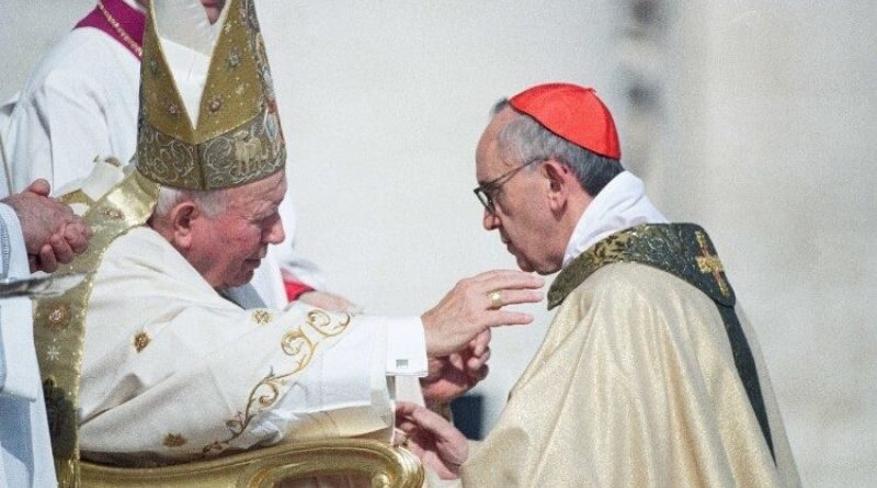 Juan Pablo II y el cardenal Bergoglio, Consistorio de 2001