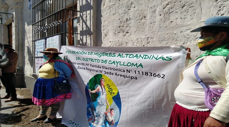 Arrojan guano en los exteriores del Consejo Regional de Arequipa rechazando la firma de la adenda 13