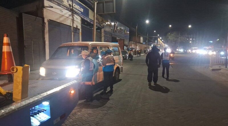 Internan 15 vehículos en el depósito municipal tras operativo en el puente San Martín