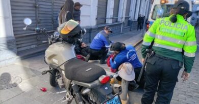 Motociclista pierde el control y atropella a comerciante en el Cercado de Arequipa Motociclista pierde el control y atropella a comerciante en el Cercado de Arequipa