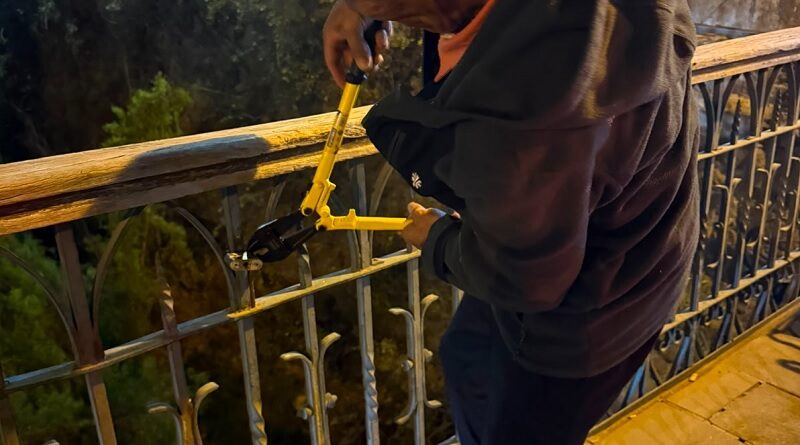 Retiran cerca de 300 candados del puente Bolognesi