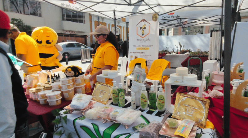 Apicultores ofrecen miel a precio promocional en feria organizada en el Cercado de Arequipa