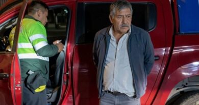 Detienen a candidato a la alcaldía de Yarabamba tras persecución policial en Mollebaya Detienen a candidato a la alcaldía de Yarabamba tras persecución policial en Mollebaya