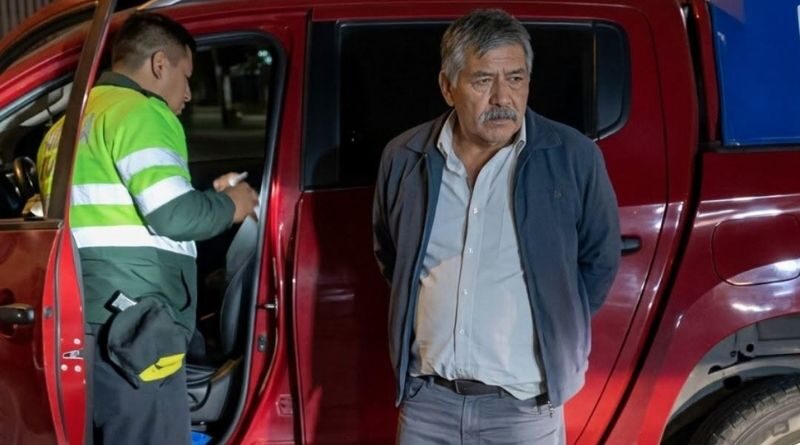 Detienen a candidato a la alcaldía de Yarabamba tras persecución policial en Mollebaya Detienen a candidato a la alcaldía de Yarabamba tras persecución policial en Mollebaya