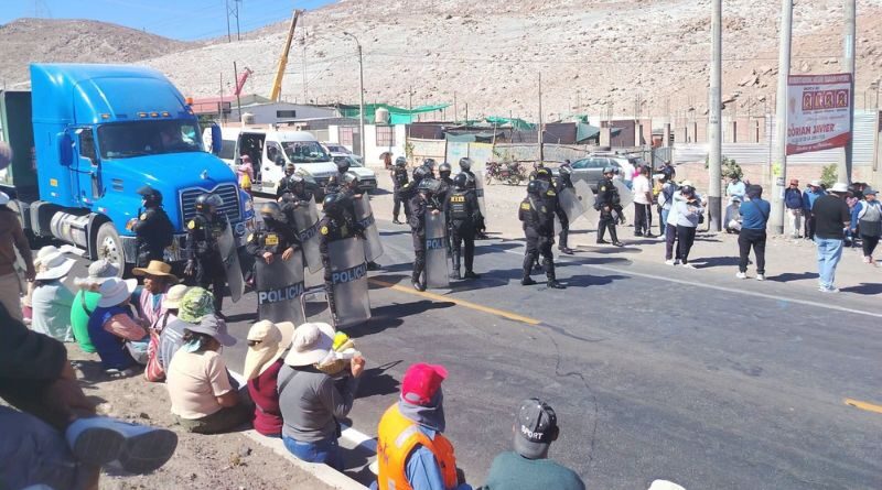 Bloquean la Panamericana Sur por falta de agua y exigen presencia del gobernador Rohel Sánchez Bloquean la Panamericana Sur por falta de agua y exigen presencia del gobernador Rohel Sánchez