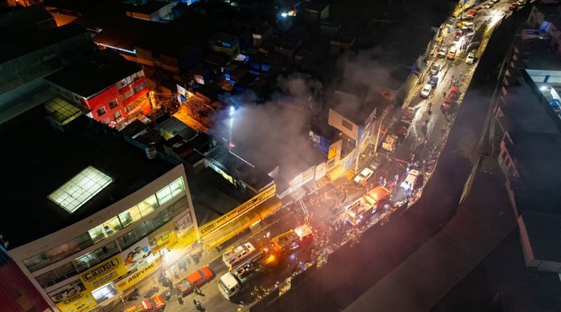 Nuevo incendio afecta puestos comerciales instalados en el pasaje Los Rosales de Arequipa