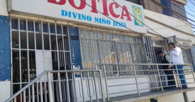 DIREMID fiscaliza boticas y farmacias de Paucarpata